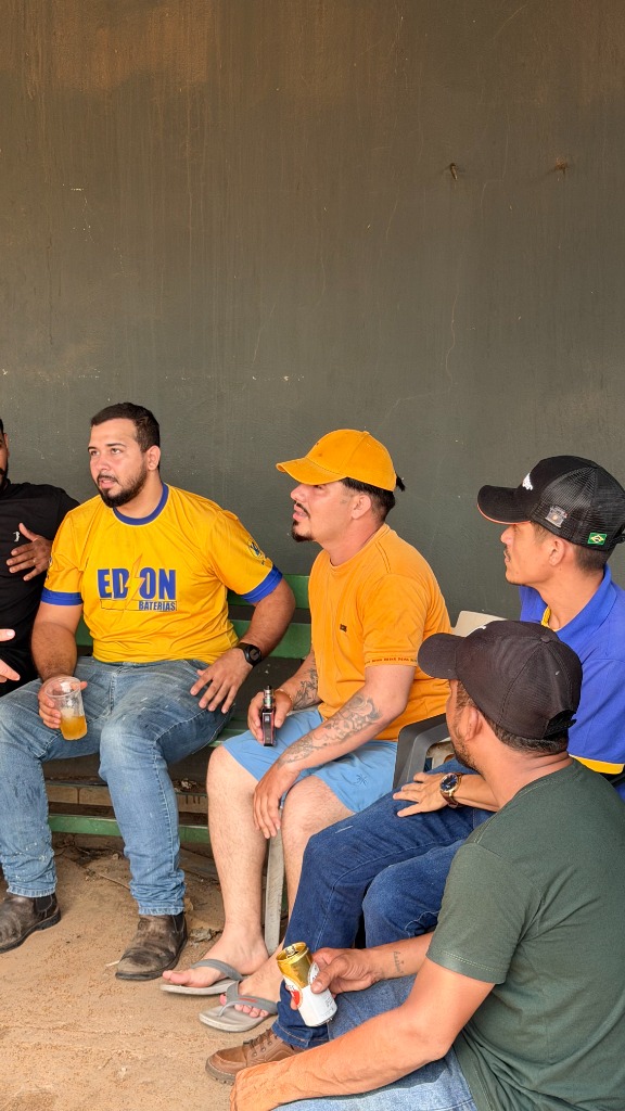 Equipe Edson Baterias reunida celebrando a meta de agosto batida