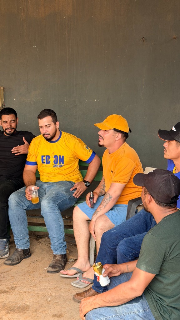 Colaboradores da Edson Baterias confraternizando no churrasco de meta