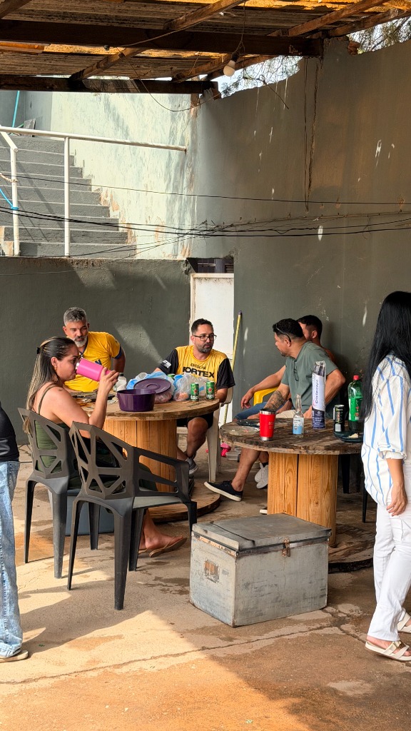 Momento de descontração da equipe no churrasco de metas da Edson Baterias